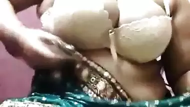 Horny desi bhabhi showing boobs on live in Green saree with Clear audio n moaning