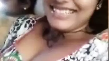 Desi girl cleavage show while chatting
