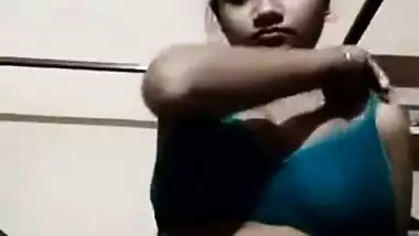 Cute Indian babe makes sex fans see her saggy XXX boobs via webcam