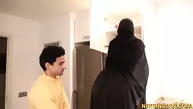 Muslim Bhabhi Ne Burka Utha Ke Apne Bhaiya Se Gaand Chudwa Li - Bhai Behan And Niks Indian