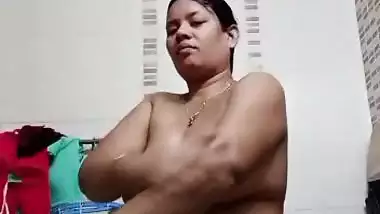 Busty MILF nude bath video making for secret lover