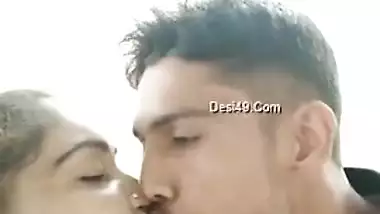 Desi slut loves the way macho man shoves tongue in her XXX mouth