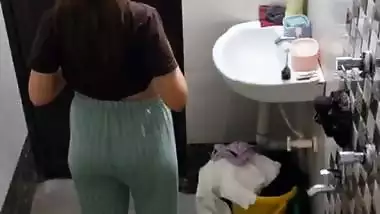 Neighbor girl boobs show before bathing viral MMS