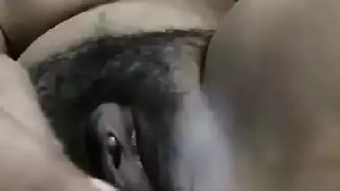 Solo MMS video of naughty Desi wife sticking a banana into XXX slit