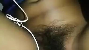 Bengoli bhabi ki chut me gaajar ghusayi ja rhi h pati k dwara