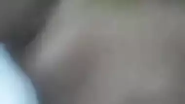 MMS video of guy who thrusts XXX tool into shaved orifice of Desi MILF
