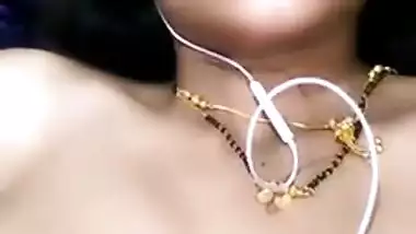 Curvy Desi Bhabhi takes various poses to make XXX fans see boobs well