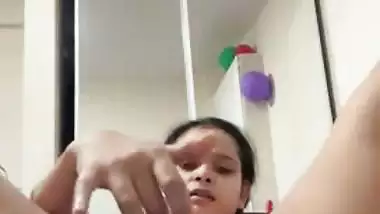 Indian nude babe records her fingering MMS for fun