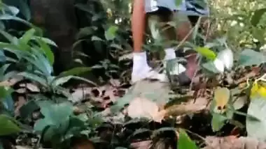 Guy enjoys GF’s pussy under a tree in Indian outdoor sex