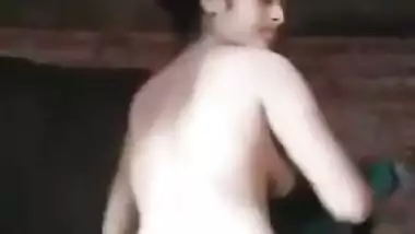 Desi woman takes everything off item by item for XXX posing in the nude