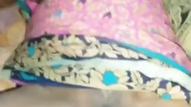 Local desi slut in saree masturbating video