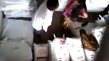 Shopkeeper fucks his customer’s pussy in the desi xxx video