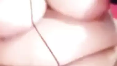 Chubby bhabhi naked pussy rubbing on video call