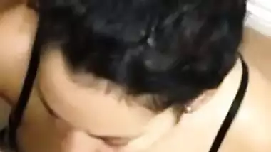 Newly married wife’s Indian blowjob makes her man happy