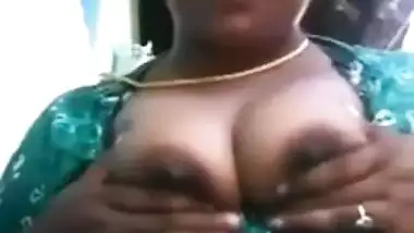 Bmngl village aunty takin out her boobs frm nity at backside of home
