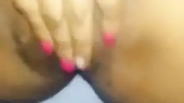 Desi girl fingering pussy