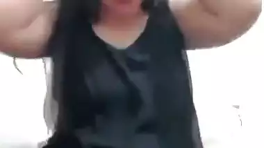 Delhi babe shows her butt and boobs in Indian girl nude MMS