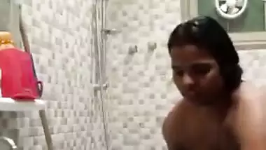 Desi aunty bathroom selfie Video