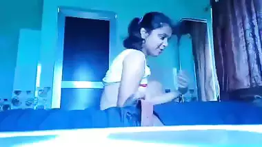 Virgin girlfriend riding dick of boyfriend viral MMS