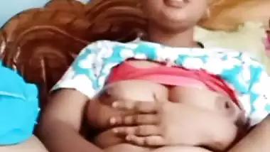 Chubby bhabhi fingering cunt in horny mood viral MMS