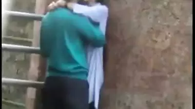 Gal caught sneakily making out with lover in outdoor Desi mms action