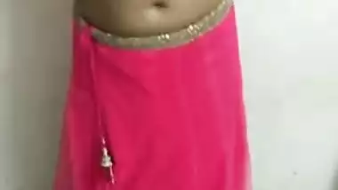 Good-looking Indian dancer during performance flashes small XXX tits