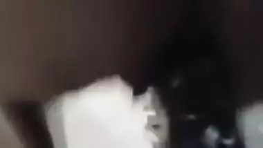 Seule A Ison, Je M Explose Le Cul Avec Le Gros Gode De Ma Mere Pour La Toute Premiere Fois !