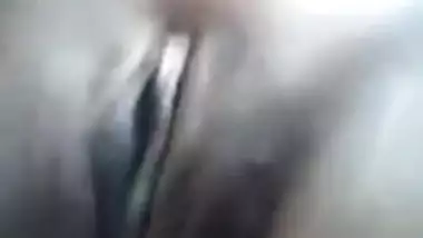 Desi MILF has shaved XXX hole to expose it on camera in the MMS video