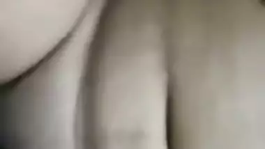 Fat Desi woman solo XXX show where she is nailed by guy on the floor