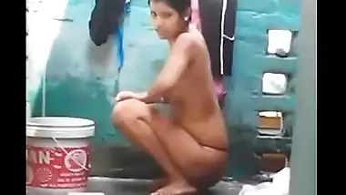 Amateur girl lets he lover watch as she takes a bath outdoors