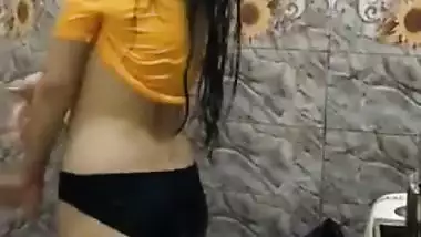 Curvy Paki chick strips to shake her Desi XXX ass for the camera