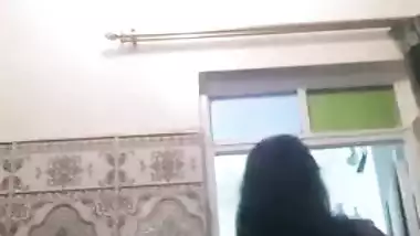 Desi possessor of succulent titties performs a porn dance on webcam