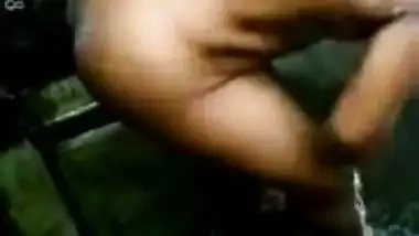 Indian caught porn! Desi babe bathing outdoors MMS XXX video out