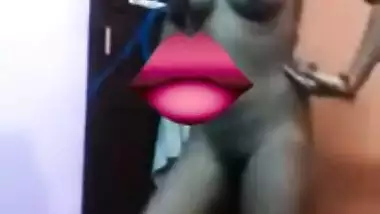 Sexy girl posing nude