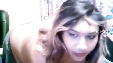 Married girl from India causes the desire to touch her tits and tummy