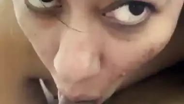 Sexy nude babe gives a desi blowjob to her guy