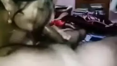 XXX slut gives a blowjob to her Desi client in the MMS video