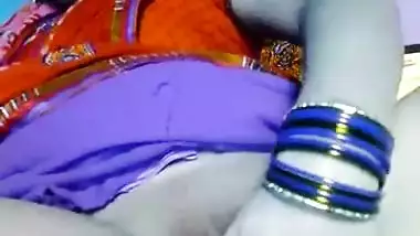 Desi XXX bitch masturbates pussy on webcam while husband is at work