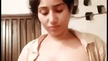 Busty Indian XXX aunty shows her beautiful boobs on cam
