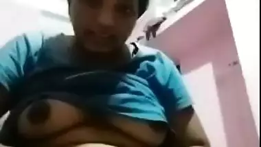 Desi pulls top up to show off her tits and perform XXX masturbation