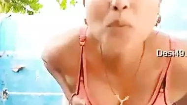 Slender XXX Desi babe dries her body and poses nude in the yard