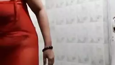 Desi Bhabi Bathroom Dance..in