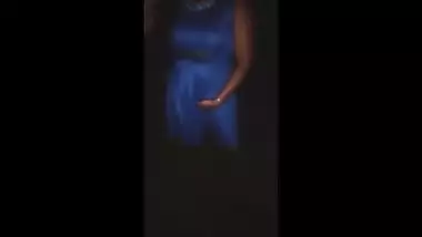 Desi aunty showing her pussy