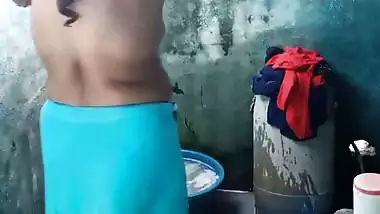 Mature aunty topless bathing caught on camera