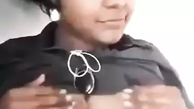 Huge Indian boob show MMS selfie video